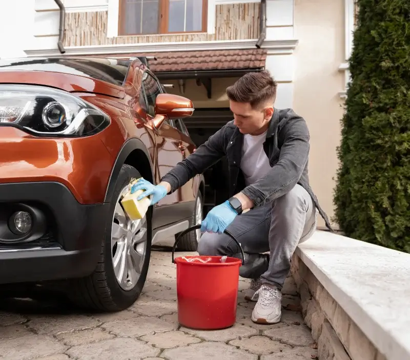 Lavage auto à domicile Abriès-Ristolas : professionnel intervenant sur un véhicule